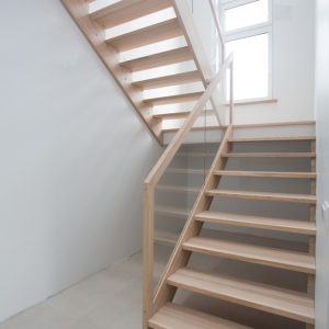Modernās kāpnes Legartis atol c2