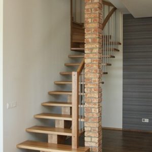 Modernās kāpnes Legartis.Koka detaļas-osis.Balustri-nerūsējošais tērauds.